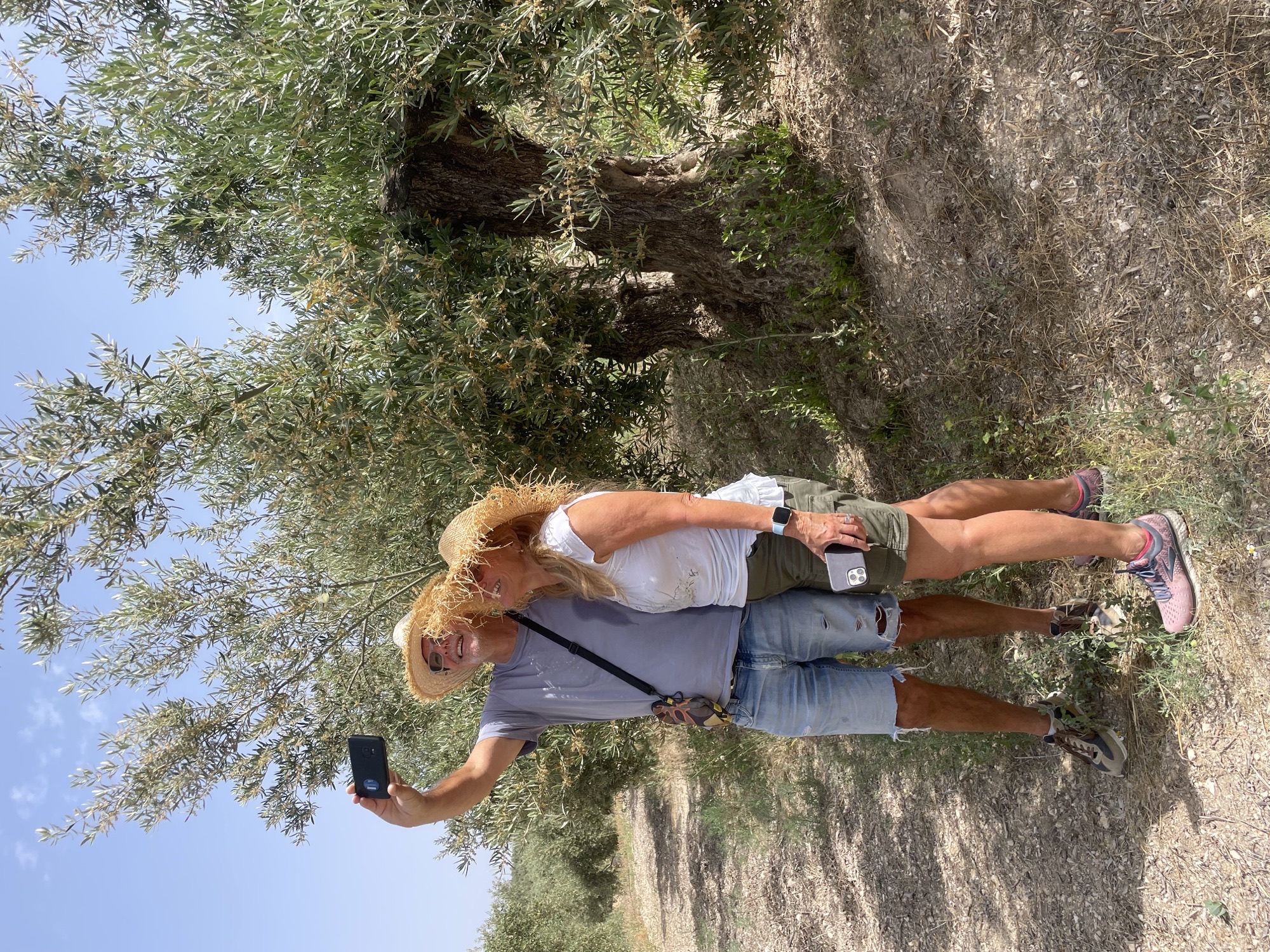 Visitantes junto a su olivo adoptado en el olivar